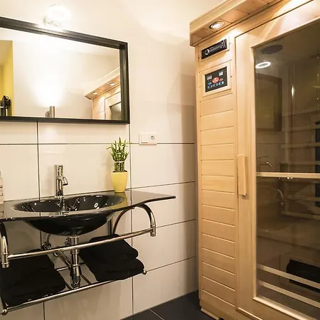 House Of Arts & Crafts Bed & Breakfast 4*